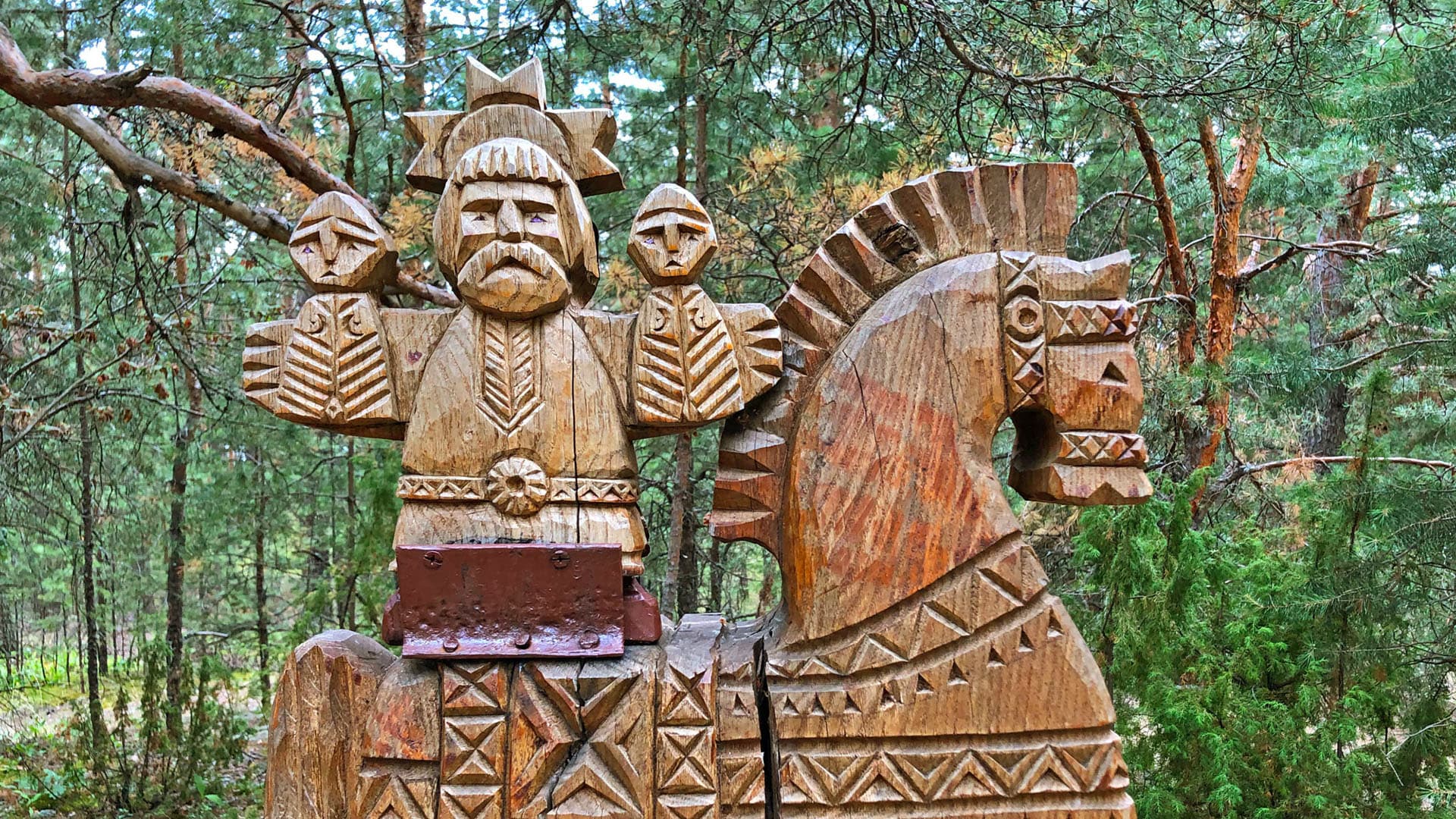 Деревянная скульптура всадника в этнопарке Сувар