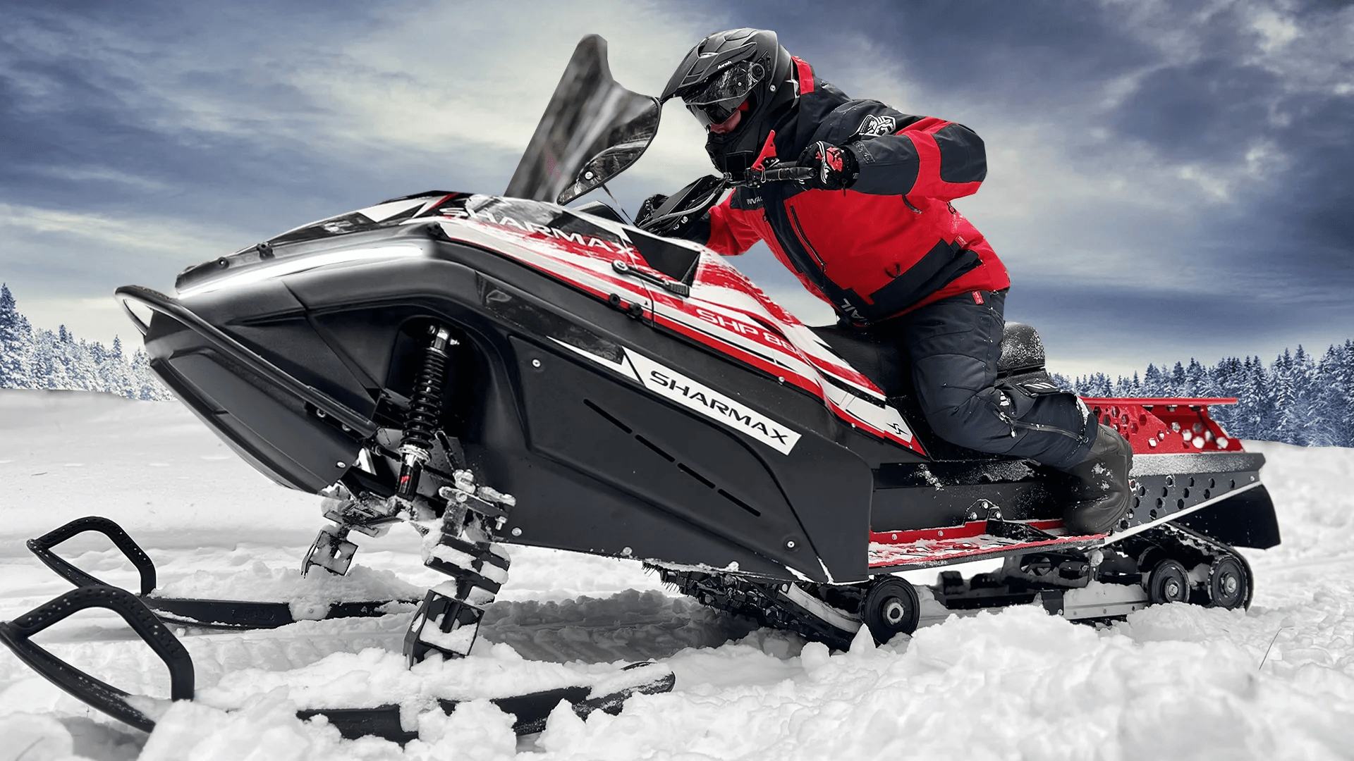 Райдер в чёрном шлеме на красном Sharmax SHP 880 в снегу
