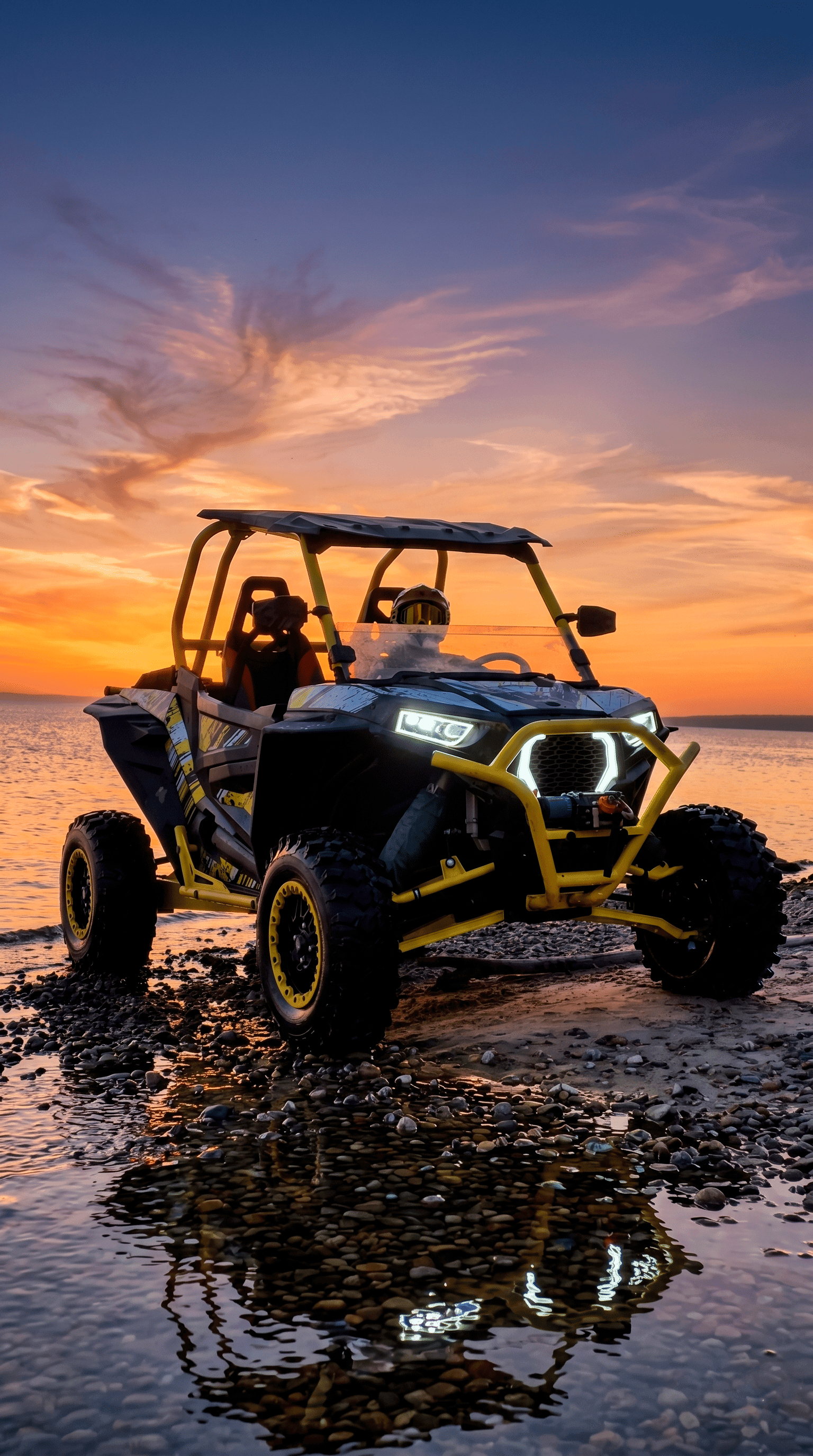 Sharmax XFORCE 1100 на берегу Волги на закате