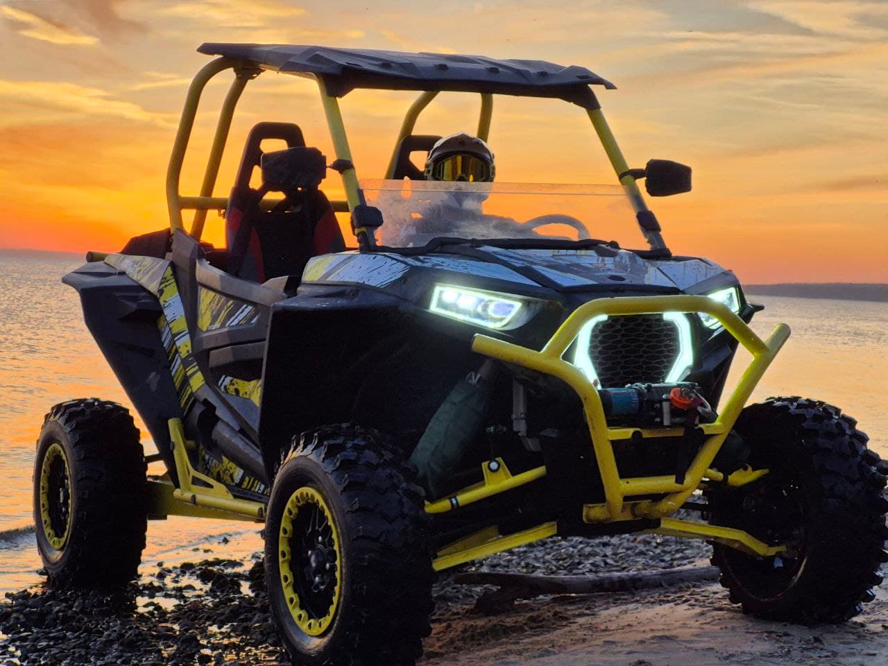 Наш Sharmax XFORCE 1100 с жёлтым каркасом на берегу Волги на закате